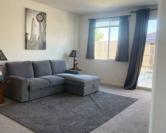 Beautiful 4-bedroom house with RV parking and pet-friendly. Located in Williams. - Williams - Sala de estar