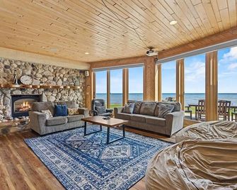 Door County Area Waterfront Estate | Game Room - Algoma - Sala de estar