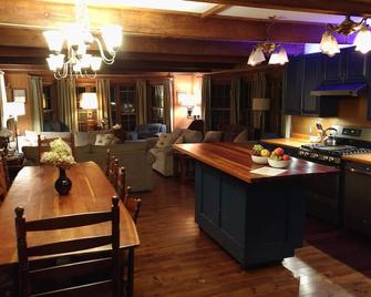 Entire House - Three Suites - Conferences, Reunions, Retreats - Westbrook - Restaurant