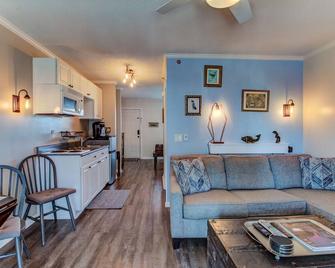 Kraken's Den Oceanview Steps to ocean Pool - Carolina Beach - Living room