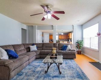 Your Corporate/ Group/ Family Home- Metro Atlanta - Douglasville - Living room