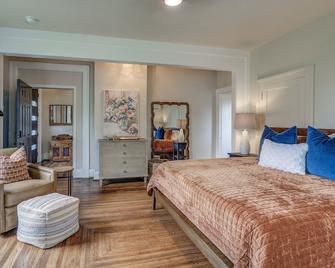 Historic 1880s 1-bedroom Downtown Apartment - Bristol - Bedroom