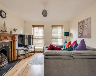 Stylish & spacious 3 bedroom entire house in Lisburn with parking - Lisburn - Living room