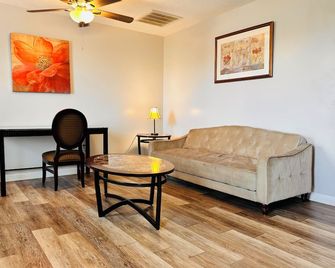 Charming 1-bedroom apartment with AC, WiFi in pleasant Winchester pet-friendly - Winchester - Living room