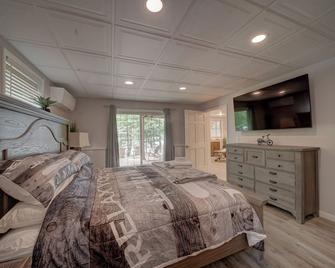 Lake Wallenpaupack Lakefront - Sleeps 8 - Dock Included! - Greentown - Bedroom