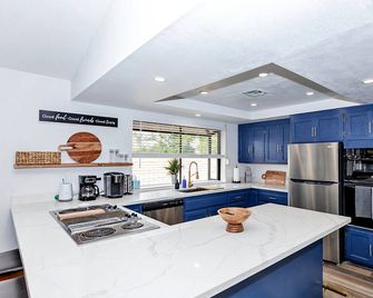 Quiet spacious 2 bedroom home in foothills of Yuma. - Yuma - Kitchen