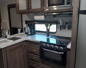 Elegant and spacious RV minutes from Acadia National Park on Schoodic - Gouldsboro - Cocina