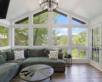 Hot Tub Hideaway in Margaritaville Resort; Pet Friendly; Private Hot Tub; Beautiful Views; Pools! - Osage Beach - Living room