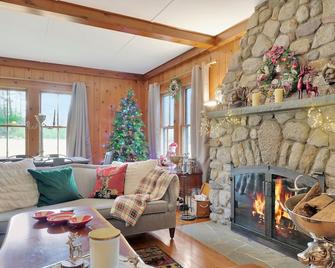 Farmhouse On 179 Acres! Private Creek! Barn! Hiking Trails! Minutes From Town! - Milford - Living room