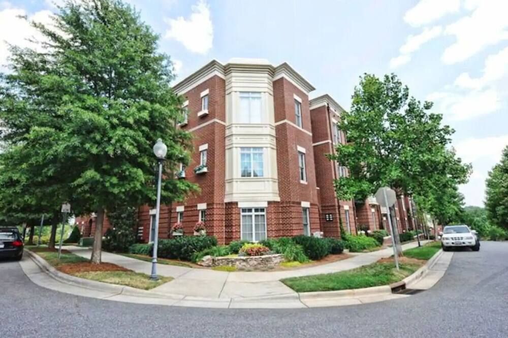 The Duchess of UpTown - 1st Ward! - שרלוט - בניין