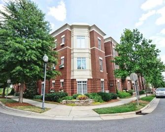 The Duchess of UpTown - 1st Ward! - שרלוט - בניין