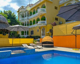 Takuma Boutique Hotel Rooms & Suites Jamaica - Монтего-Бей - Басейн