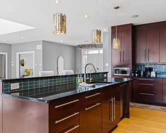Ottawa`s Finest Mansion! - Ottawa - Kitchen
