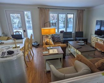 Attached Bungalow on large estate close to Baie-Comeau - Chute-aux-Outardes - Living room