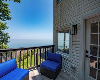 Coastal Retreat: Waterfront, Deck, Awesome Views - Wading River - Balcony