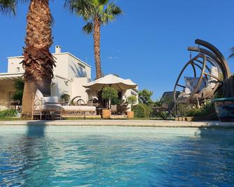 Superb Andalusian villa, on 3,000 m2 of gardens, heated swimming pool - Lattes - Pool