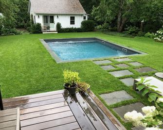 Charming and Bright Cottage with Salt Water Pool - East Quogue - Pool