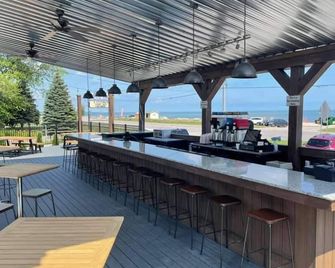 Commodore Perry Inn And Business Center - Port Clinton - Bar