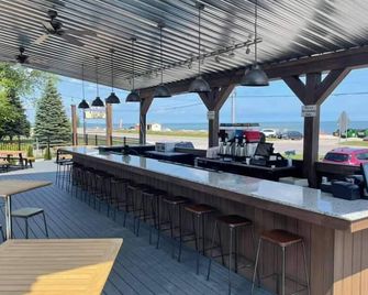 Commodore Perry Inn And Business Center - Port Clinton - Bar