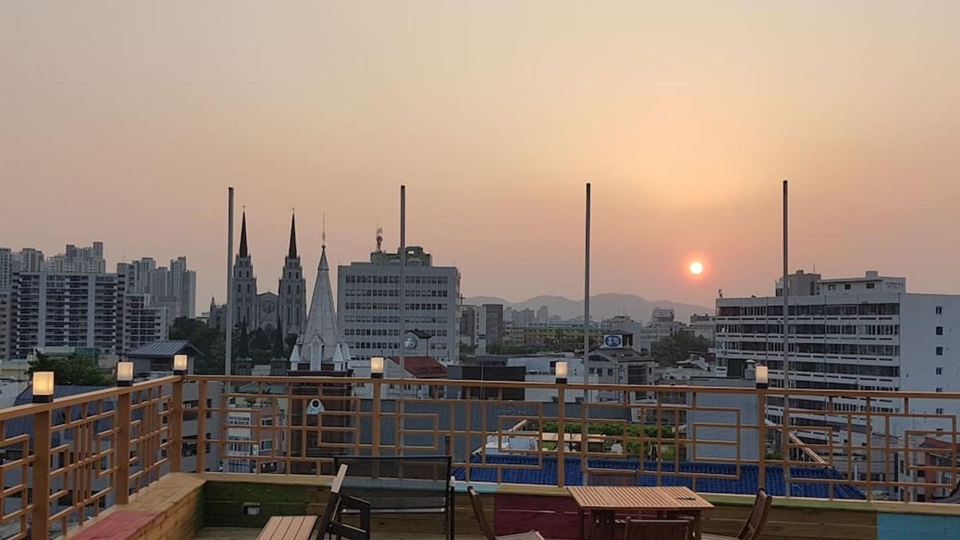 ميدتاون هوستل