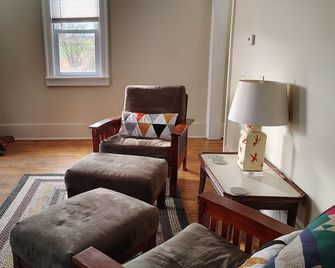 Cute 2-bedroom farmhouse in Trumansburg with WiFi - Trumansburg - Sala de estar