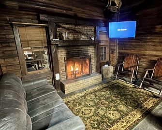 1880 Lake front Log Cabin with Game room and Boat! - Douglas