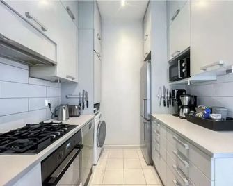 5 Room Apartment by the Esplanade Park - Helsinki - Küche