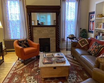 Time for fall and winter fun planning. Trails and ski slopes nearby. Spacious. - Hancock - Sala de estar