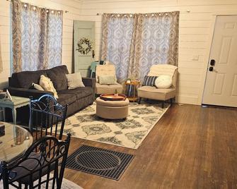Marie's Place, Cozy 2 bedroom house right off town square! - Paola - Living room