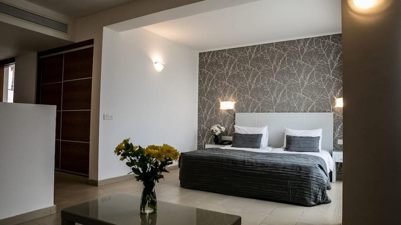 ثيو صنسيت باي هوتل