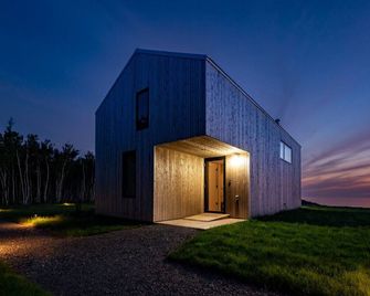 Accessible Luxury Cottage with Stunning Views, Private Hot Tub, Private Path to Beach - Margaree Harbour