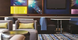 La Quinta Inn & Suites by Wyndham San Jose Airport - San Jose - Resepsjon