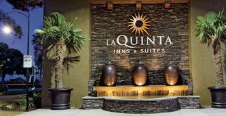 La Quinta Inn & Suites by Wyndham San Jose Airport - San Jose - Building