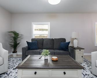 Cozy 2-Bedroom Home Near Notre Dame - Perfect for Game Day Weekend - South Bend - Living room