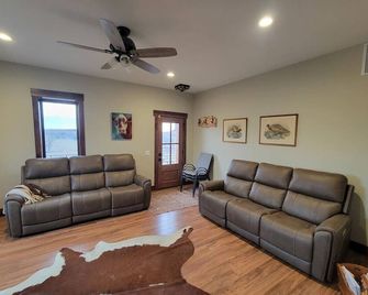 Canyon Acres Ranch - Russell - Huiskamer