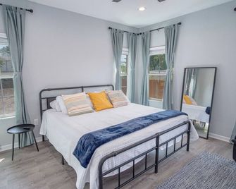 Delightfully Renovated 4 Br/2 Ba Near Dt Riverwalk - San Antonio - Chambre