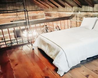 Historic Cabin on the Tolliver Manor - Harrogate - Habitación
