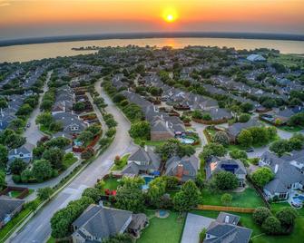 Lovely Lakeside Living - Rockwall - Building