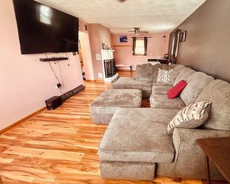 Single Family Home - Comfortable Four Bedroom -in Clarksburg - Clarksburg - Sala de estar