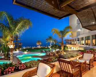 Constantinou Bros Athena Royal Beach Hotel - פאפוס - בריכה