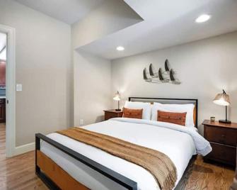 Renovated Magnolia 5 BR Home w/ Outdoor Space - Seattle - Bedroom
