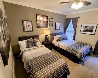 Downtown Kzoo with 3rd Floor Arcade Room - Kalamazoo - Bedroom