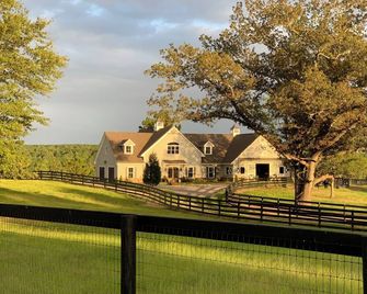 Stunning farmhouse in private, gated equestrian community. - 艾肯 - 建築