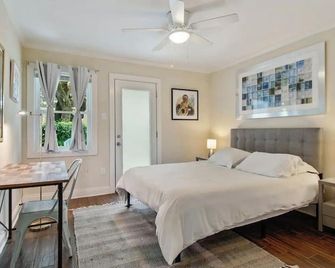Cute 2Bed 1bath, 7blocks from French Q, steps to Jazz venues, free gated pk include - New Orleans - Bedroom