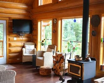 Edelweiss Local Escape - Sasquatch Mountain Resort - Agassiz - Living room