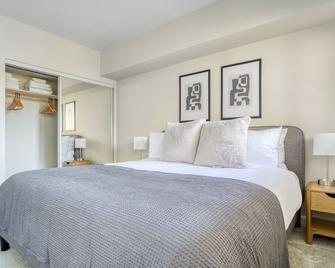 Modern Palo Alto 1BR w/ Gym & Pool, 10 mins to FB & Google, by Blueground - Palo Alto - Bedroom