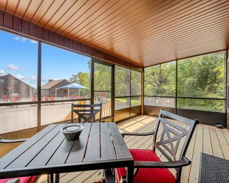 4bd Lodge At Table Rock Lake - Near Marina - Pool - Free Tickets Included - Bbh - Lampe - Balcón