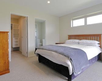 Fiordland Getaway - Te Anau Holiday Home - Te Anau - Bedroom