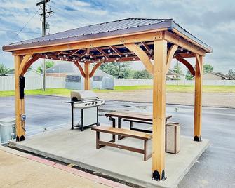 Express Inn Parsons - Parsons - Patio