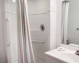 Motel 6 Fresno Blackstone North - Fresno - Kamar Mandi